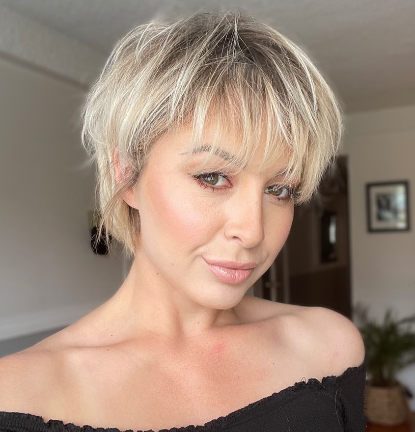 Short Wispy Hairstyle with Blonde Highlights